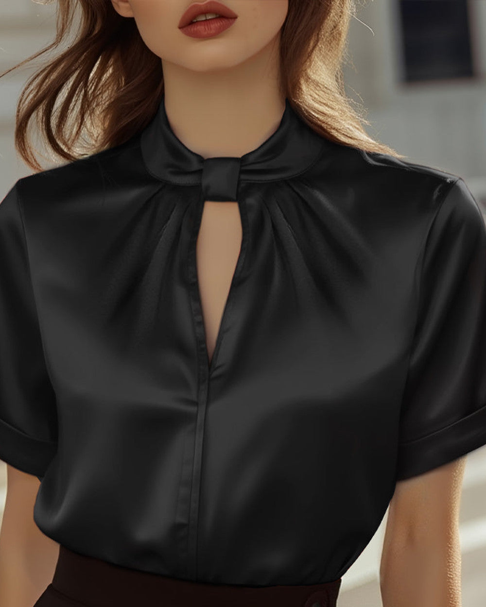 Lena Weiße Satin-Bluse Schlüsselloch