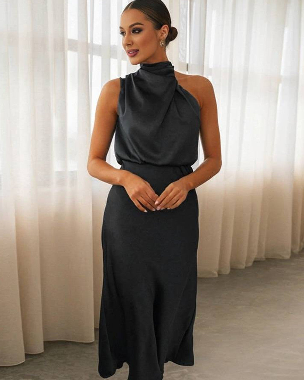 Lena Langes Abendkleid Neckholder Satin