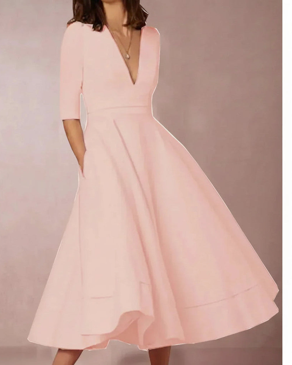 Mia Ausgestelltes Kleid V-Ausschnitt